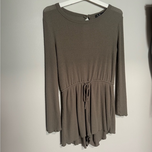 LuLu’s Romper SMALL - Picture 2 of 3